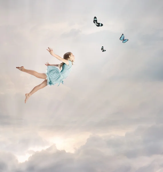 Klein meisje vliegen bij avondschemering — Stockfoto