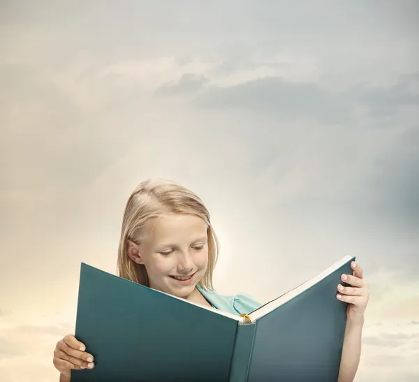Lilla flickan läsa en stor bok — Stockfoto
