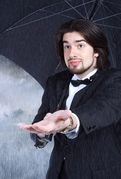 비가 오는 또는 지우기 확인 우산 아래 남자 — 스톡 사진