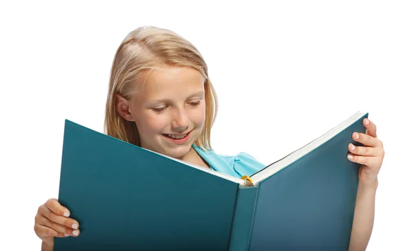 Klein meisje het lezen van een groot boek — Stockfoto