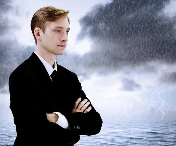 Бизнесмен во время морского шторма — стоковое фото