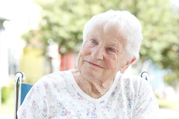 Donna anziana in sedia a rotelle — Foto Stock