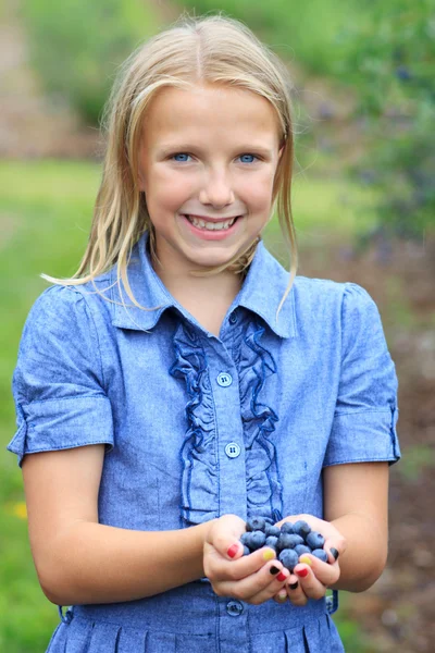 Blond jente med ferske plukkede blåbær Smilende – stockfoto