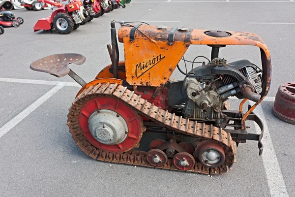 Eski küçük traktör — Stok fotoğraf