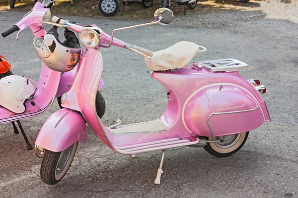 ヴィンテージのピンクのベスパ — ストック写真