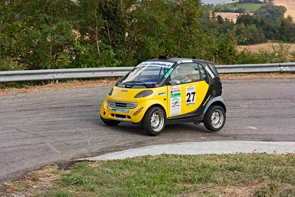 Mercedes Smart in hairpin bend — Stock Photo, Image