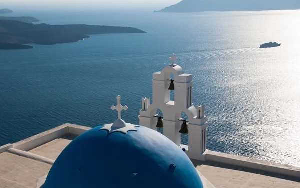 Iglesia con cúpula azul en Santorini, Grecia —  Fotos de Stock