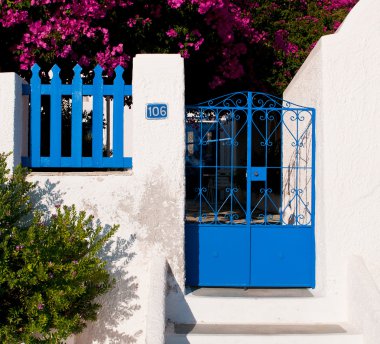 mavi giriş kapısı