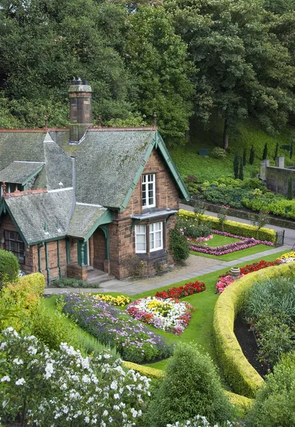 Маленький будинок з красивим садом — стокове фото