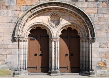 Kilise kapısı