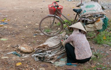 çalışan Vietnamlı bir kadın