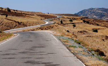 uzak köy yolunda