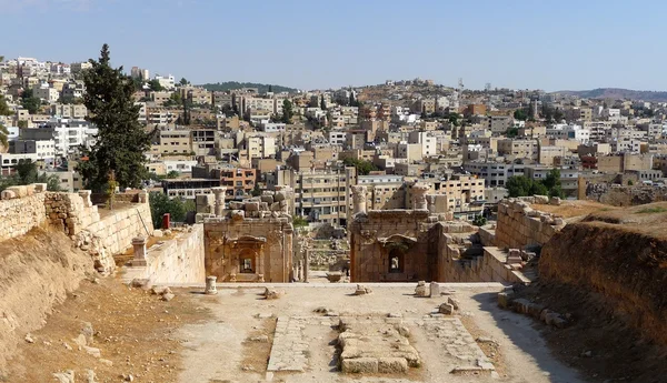 De Romeinse en nieuwe stad Jerash in Jordanië — Stockfoto