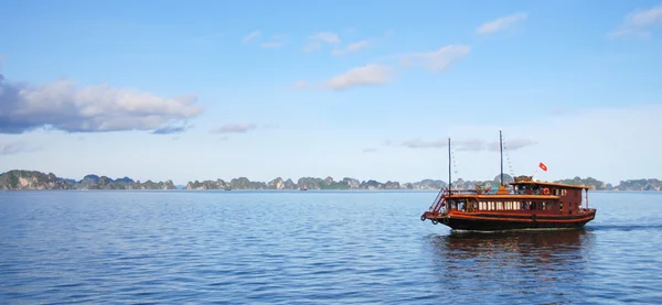Туристические лодки в заливе Халонг — стоковое фото