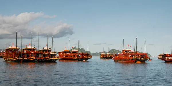 Turistické lodě v halong bay, vietnam — Stock fotografie