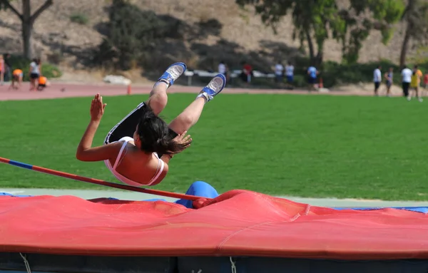 Jovem adolescente em alta competição salto — Fotografia de Stock