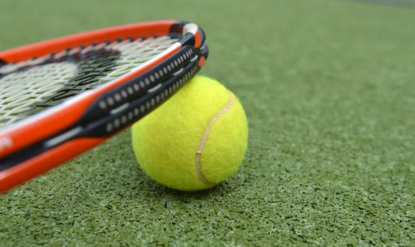 Теннисная ракетка и мяч — стоковое фото