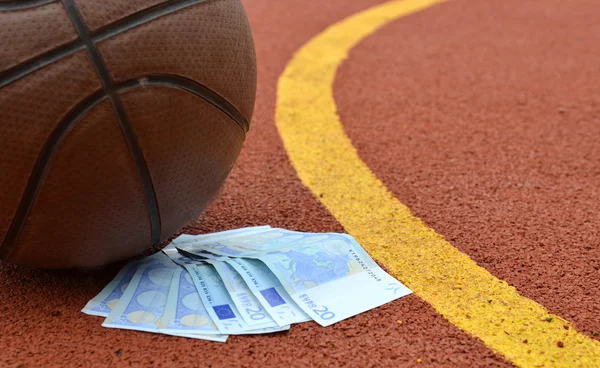 Баскетбол і євро гроші — стокове фото