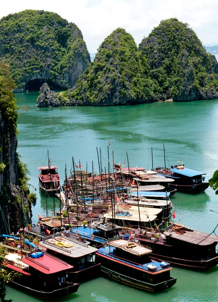 Barcos turísticos, Bahía de Halong, Vietnam — Foto de Stock