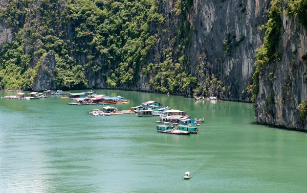 Bahía de Halong, Vietnam pueblo flotante — Foto de Stock
