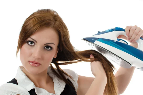 Mujer joven planchándose el pelo —  Fotos de Stock