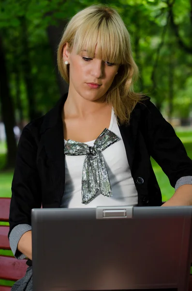 屋外でのノート パソコンを持つ女性 — ストック写真