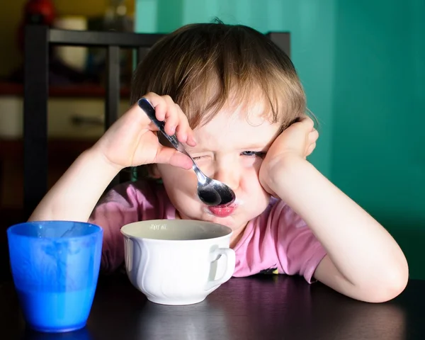 Gergin çocuk yemek — Stok fotoğraf