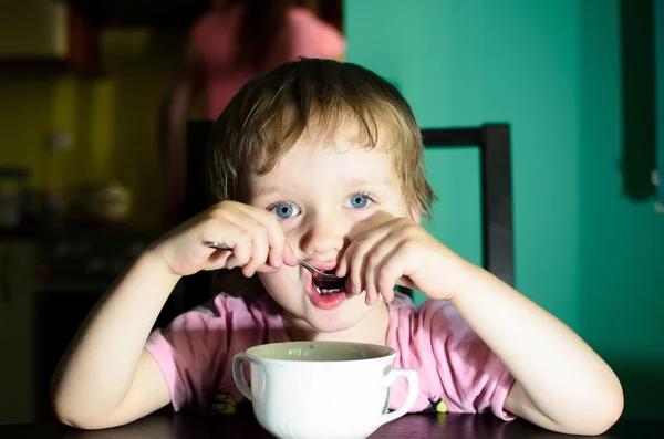 Rädd liten pojke som äter — Stockfoto