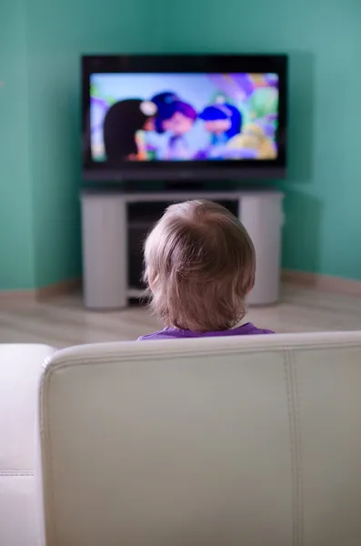 Μικρό αγόρι βλέποντας κινουμένων σχεδίων στην τηλεόραση — Φωτογραφία Αρχείου