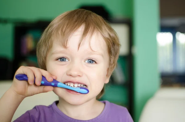 Mały chłopiec myjący zęby. — Zdjęcie stockowe