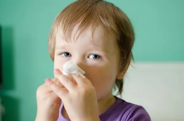 Niño pequeño limpiando nariz — Foto de Stock