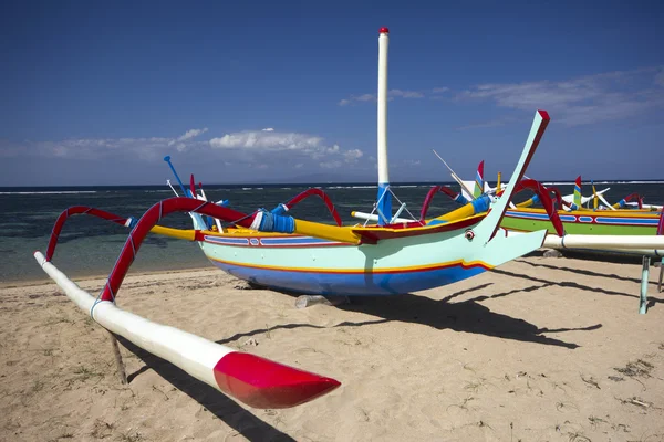 Barco en la playa de Sanur, Bali — Foto de Stock