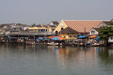 Balık pazarı ve nehir, hoi an, vietnam