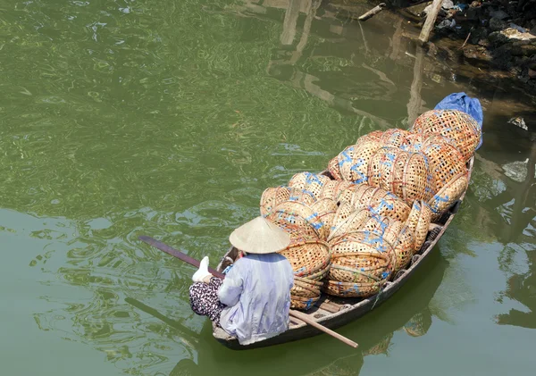 Tekne dolu sepetleri, hoi an, vietnam kadın — Stok fotoğraf
