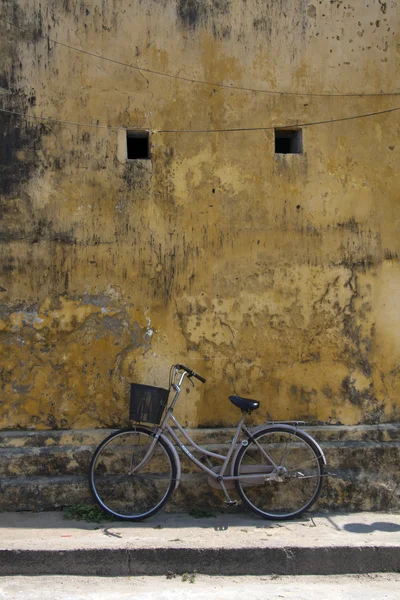Велосипед прислонился к стене, Хойан, Вьетнам — стоковое фото