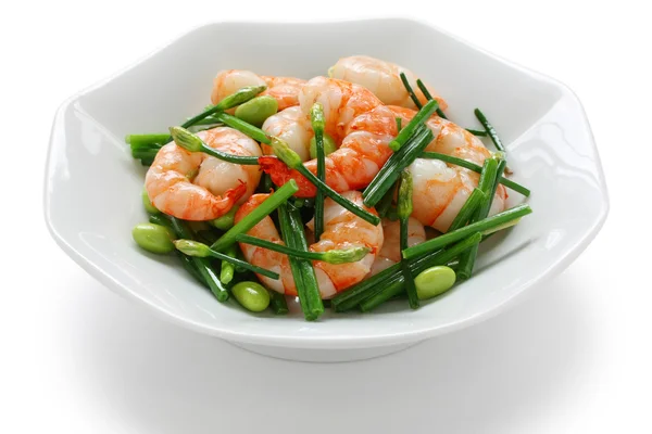 Stir-fry flowering chinese chives with prawns and edamame — Stock Photo, Image