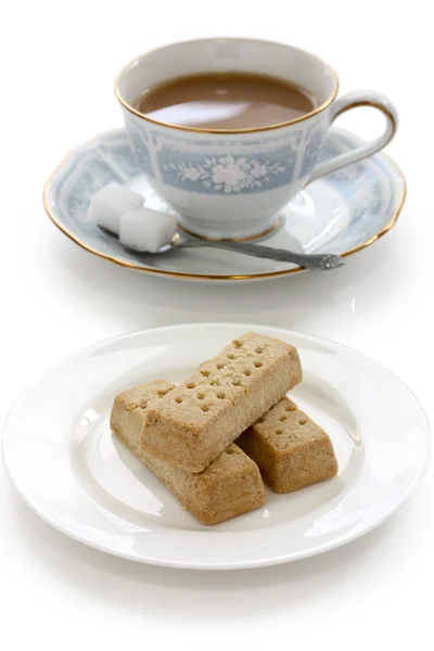 Bułka maślana i filiżankę herbaty mleka — Zdjęcie stockowe