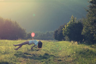 uçan kız doğada levitating