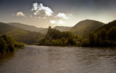 ormanda Nehri yakınlarındaki bir tepe üzerinde kale