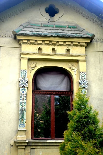 Casa antigua ventana decorada — Foto de Stock