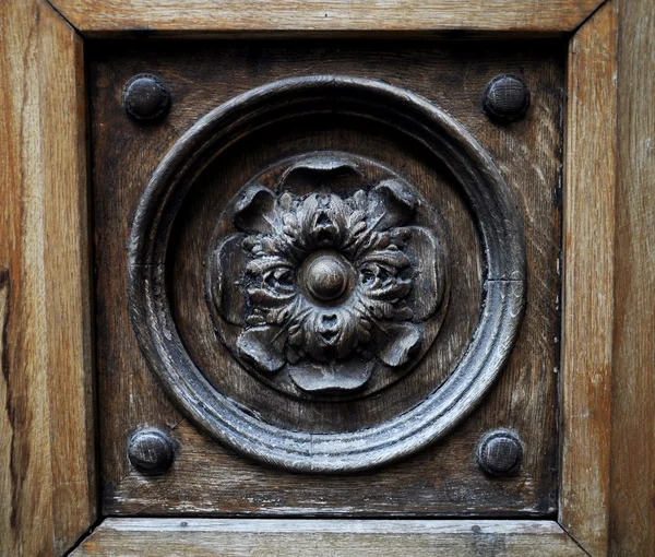Dřevo zdobené dveře — Stock fotografie