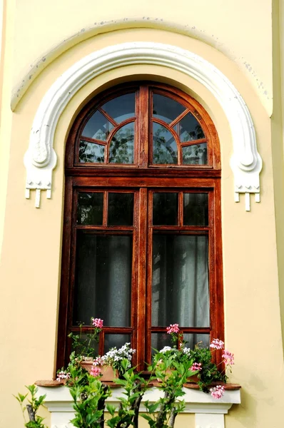 Starý dům, zdobené okno — Stock fotografie