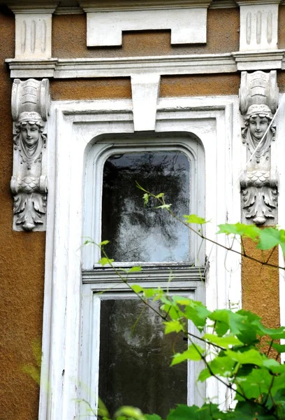 Παλιό σπίτι, διακοσμημένο παράθυρο — Φωτογραφία Αρχείου