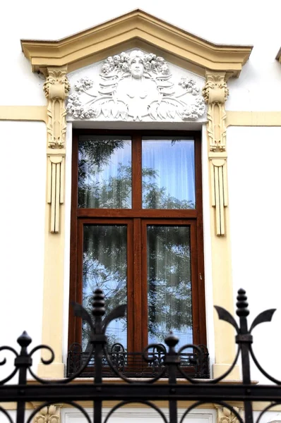 Casa velha janela decorada — Fotografia de Stock