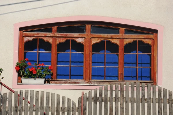 Vecchia finestra della casa — Foto Stock