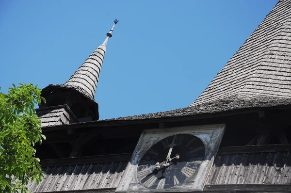 Wieża kościoła z zegarem — Zdjęcie stockowe