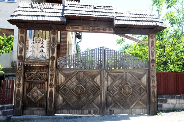 Украшенные деревянные ворота — стоковое фото