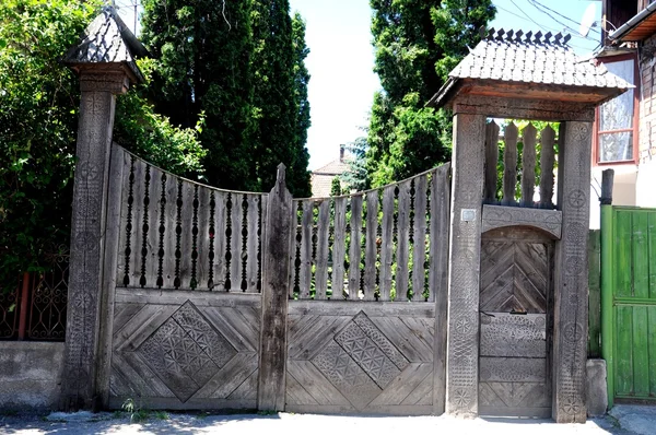 Zdobione drewniane bramy — Zdjęcie stockowe