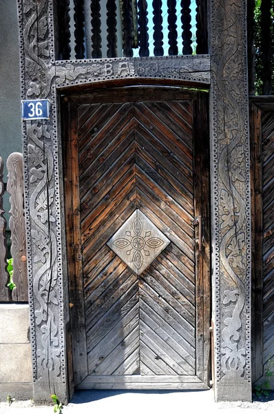 Украшенные деревянные ворота — стоковое фото