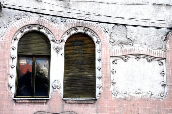 Архітектурна деталь - прикрашені вікна — стокове фото